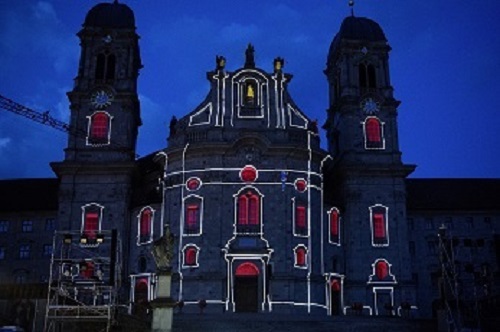 Imposantes Lichtdesign an der Klosterfassade stimmt versöhnlich zum Schluss